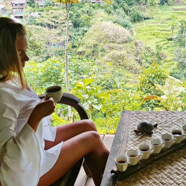 Romantic photo at Ulun Danu Beratan Temple by the lake